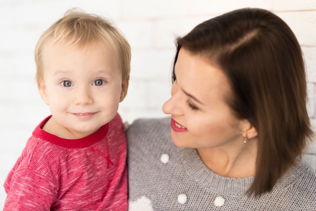 Madre e figlio sorridente