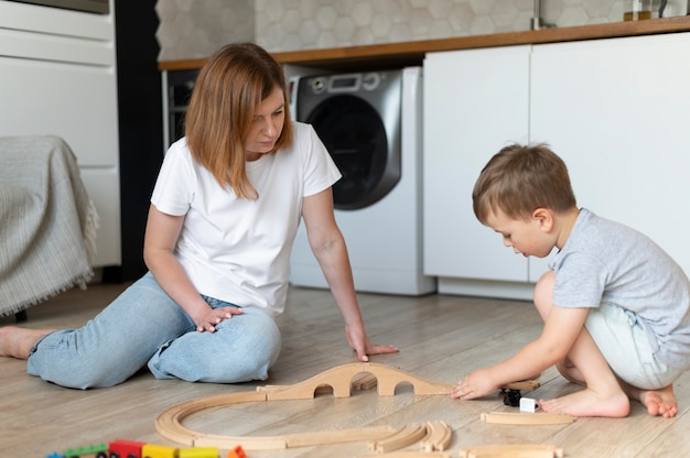 Madre e figlio trascorrono del tempo insieme