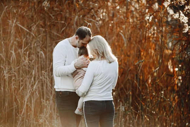 Madre e padre tiene in mano una figlia piccola