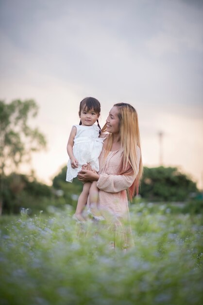 Madre e piccola figlia che giocano insieme in un parco