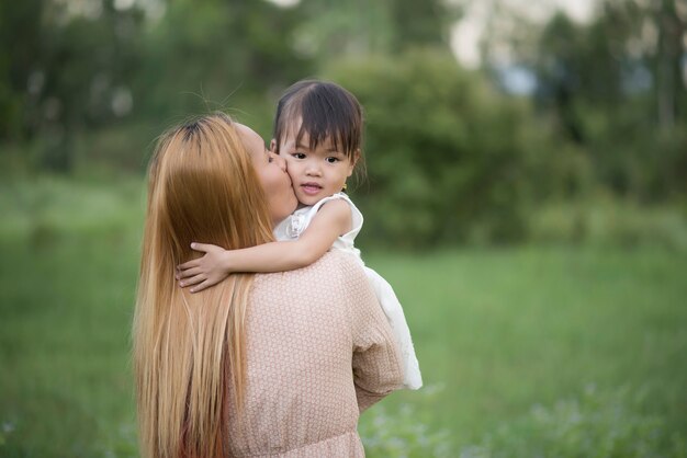 Madre e piccola figlia che giocano insieme in un parco