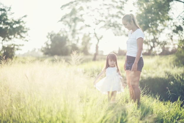 Madre e piccola figlia che giocano insieme in un parco