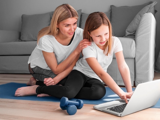 Madre e ragazza in cerca di video sportivi