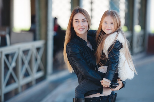 madre e un bambino all'aperto