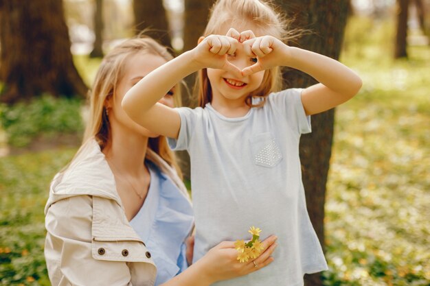 madre elegante con figlia carina