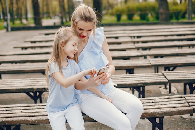 madre elegante con figlia carina