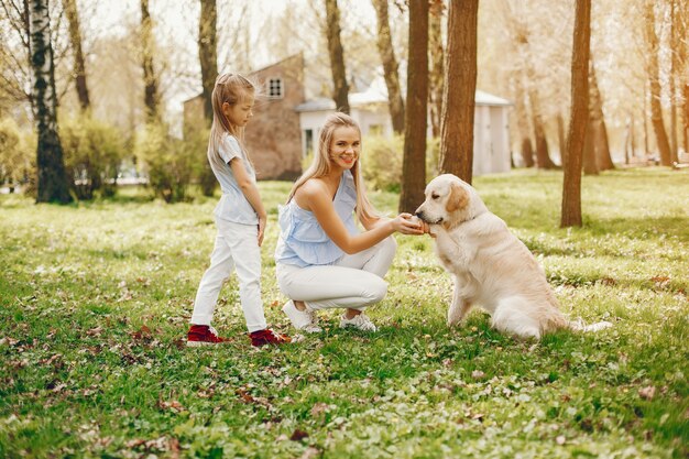 madre elegante con figlia carina