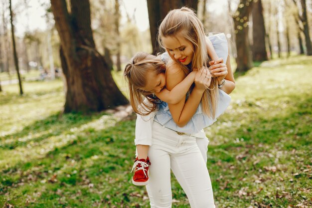 madre elegante con figlia carina