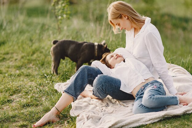 Madre elegante con la figlia in una foresta di estate