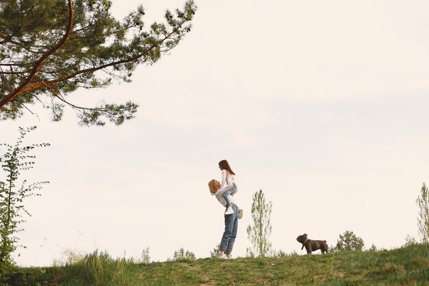 Madre elegante con la figlia in una foresta di estate