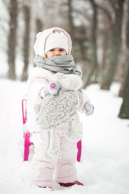 Madre felice camminare neve bambino