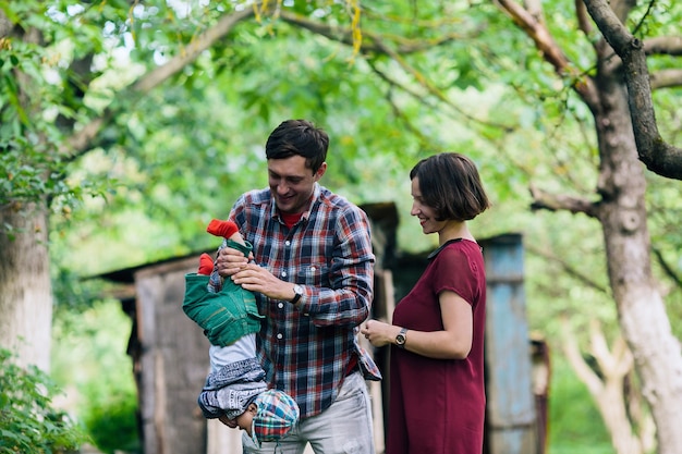 Madre felice che guarda l&#39;uomo che gioca con il bambino