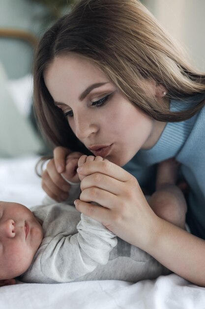 madre felice con neonato a casa