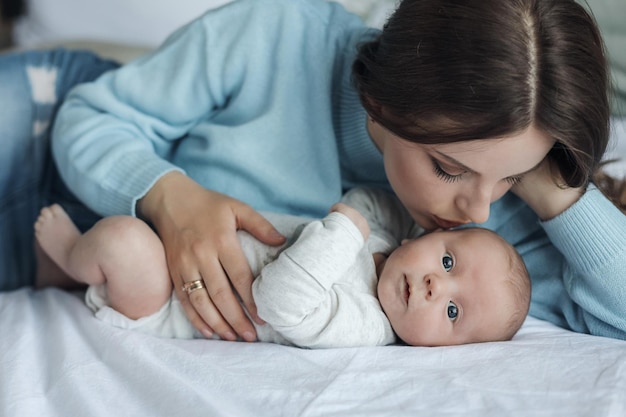 madre felice con neonato a casa