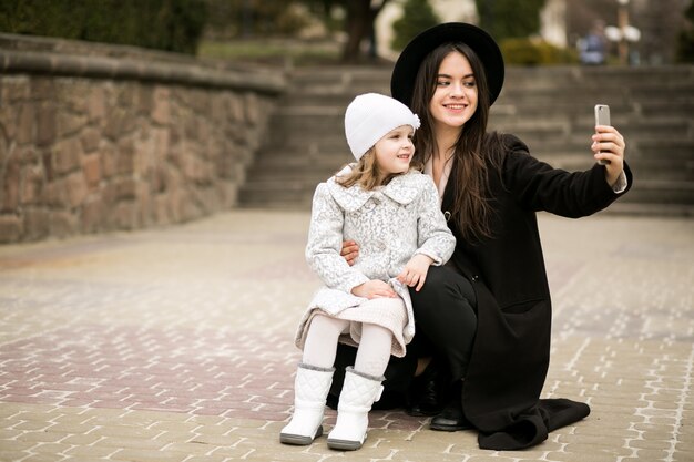 Madre felice della bambina del bambino