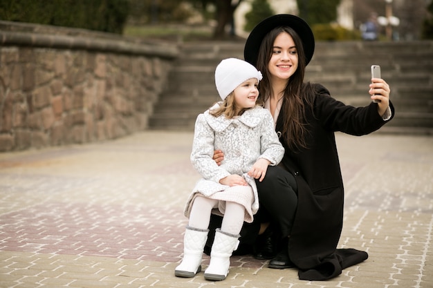 Madre felice della bambina del bambino