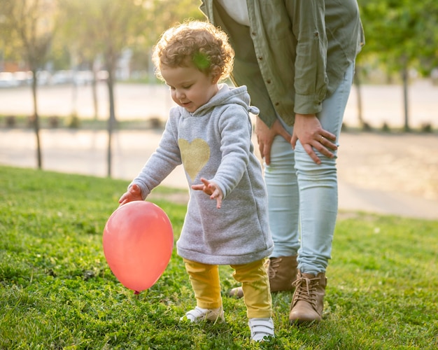 Madre LGBT all'aperto nel parco con il suo bambino