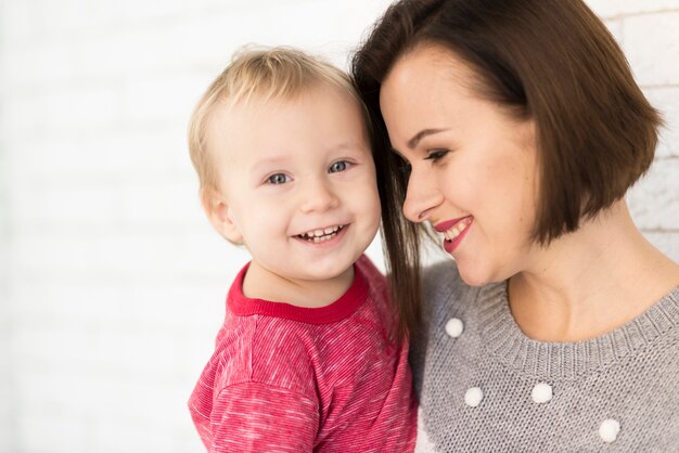 madre moderna sorridendo a bambino