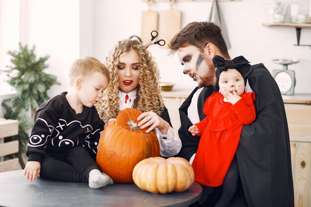 Madre, padre e figli in costume e trucco. La famiglia si prepara alla celebrazione di Halloween.