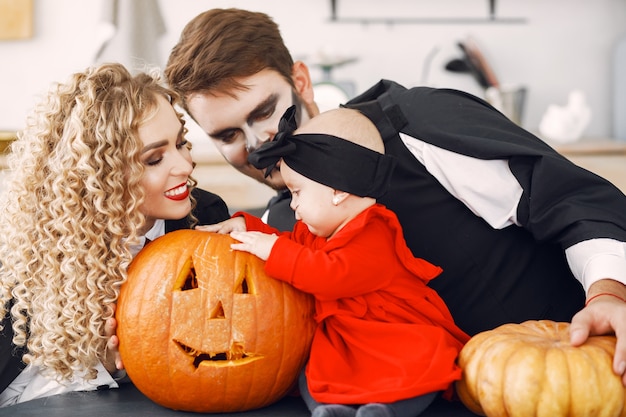 Madre, padre e figli in costume e trucco. La famiglia si prepara alla celebrazione di Halloween.