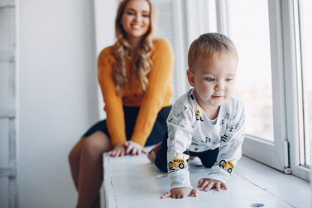 Madre seduta a casa con figlio piccolo