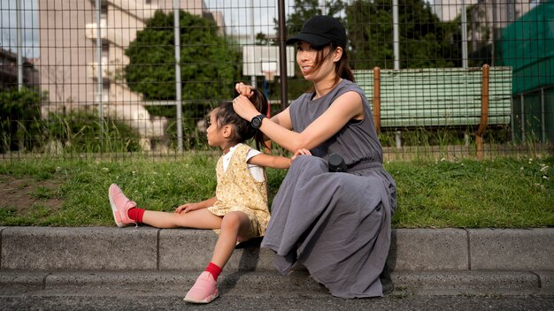 Madre single che gioca con sua figlia in un parco