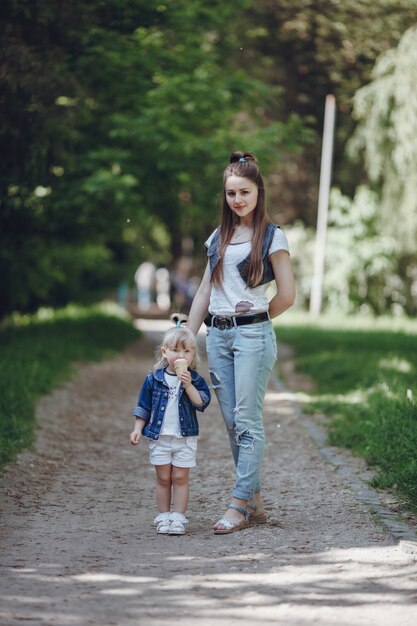 Madre sorridente con la sua piccola figlia