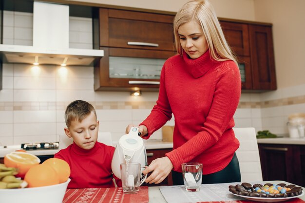 Madre sveglia con il piccolo figlio in una cucina