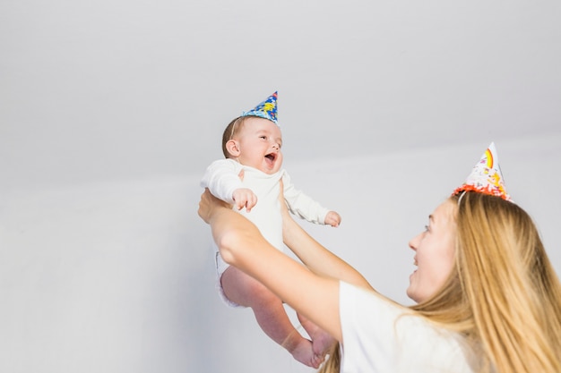 Madre vista inferiore che gioca con il suo bambino