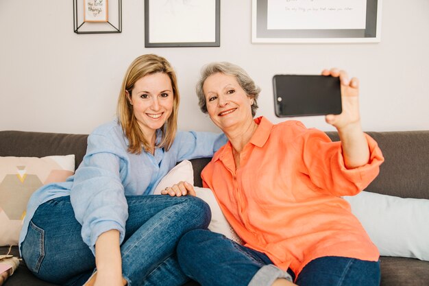 Madri e figlia prendendo aselfie