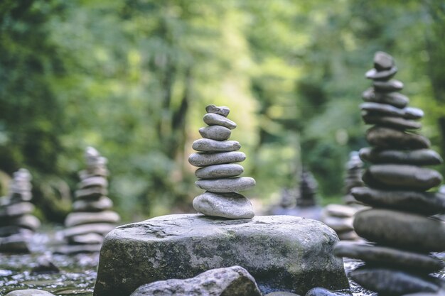 Maestoso scatto di molte piramidi di pietra in equilibrio sull'acqua di un fiume