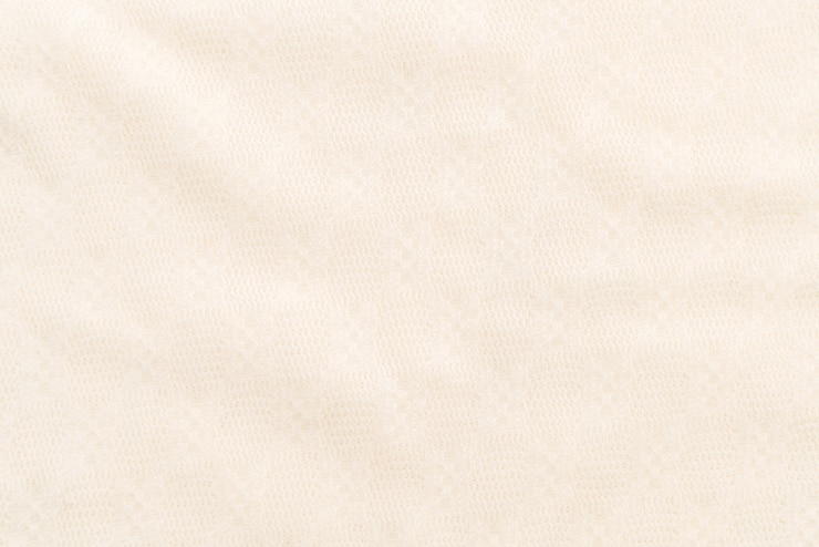 Foto gratuito maglia di moda donna su bianco