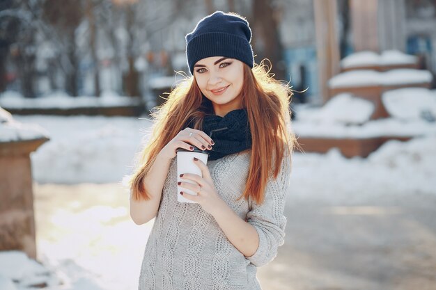 maglione caldo femminile della città dei capelli