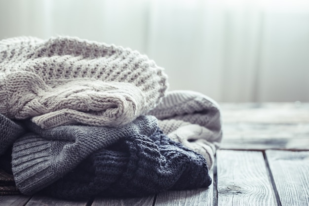 Maglione lavorato a maglia su un fondo di legno