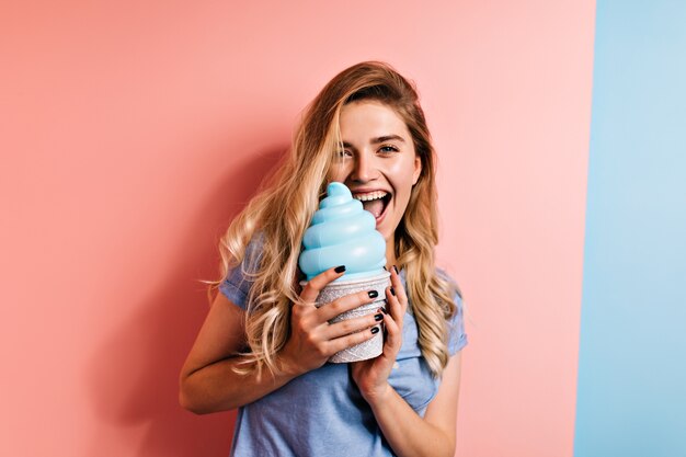 Magnifica donna dai capelli lunghi che mangia il dessert