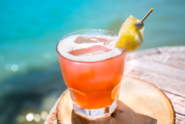 Mai Tai drink sul bar sulla spiaggia. Primo piano di bevande alcoliche.
