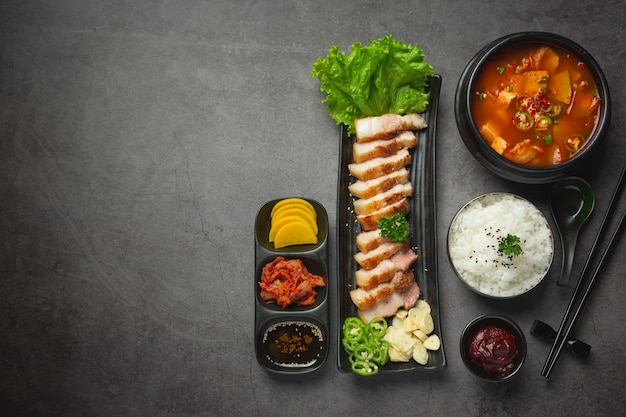 Maiale alla griglia servito con salsa in stile coreano