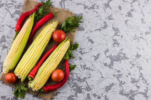 Mais e pomodori con copia spazio