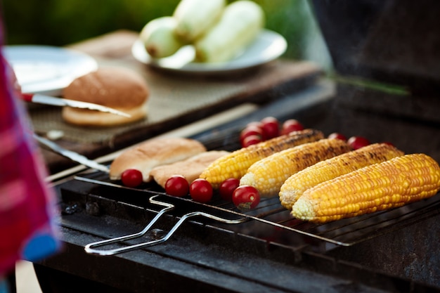 Mais, pomodori alla griglia. Barbecue.