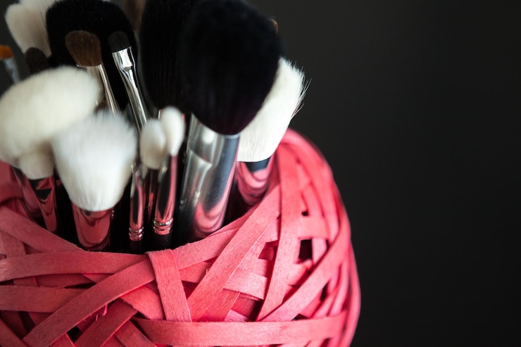 Foto gratuito make up e prodotti cosmetici su sfondo nero. cosmetici professionali