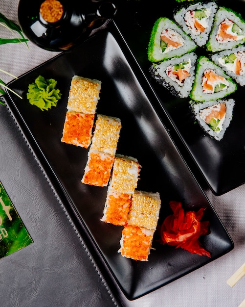 Maki con cetriolo salmone e crema di formaggio vista dall'alto