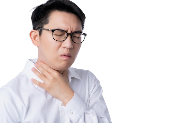 Malato asiatico occhiali maschio adulto mal di gola dolore al collo a mano con stress e tensione sfondo bianco concetto di idee per la salute