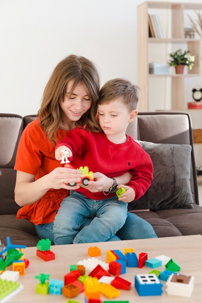 Mamma aiuta il figlio a giocare