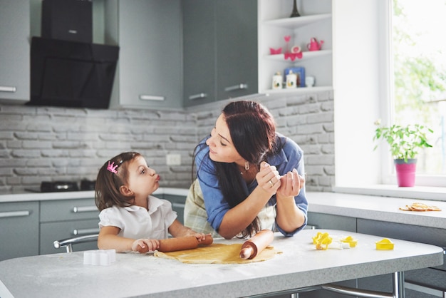 Mamma che ama il forno per la figlia del biscotto.