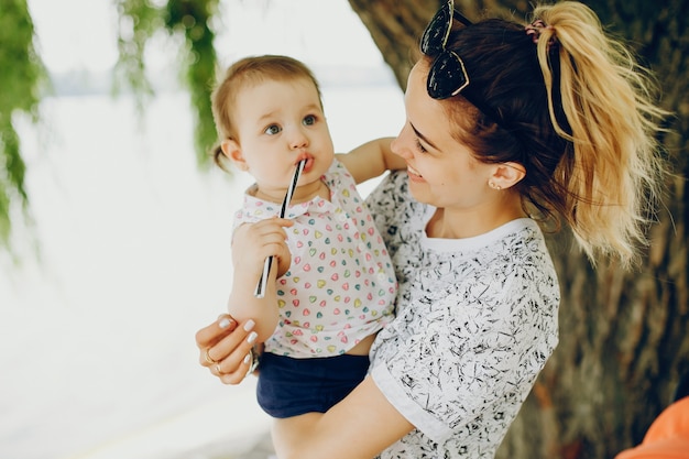 Mamma che riposa con sua figlia