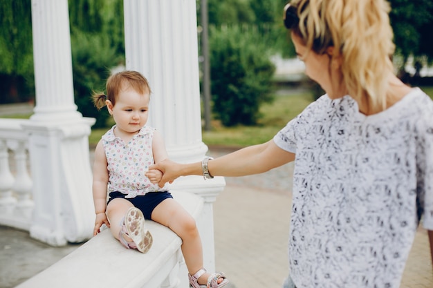 Mamma che riposa con sua figlia