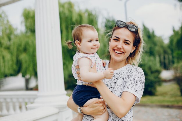 Mamma che riposa con sua figlia