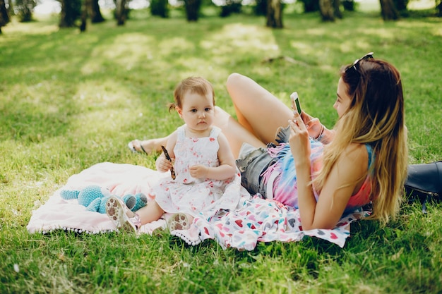 Mamma che riposa con sua figlia