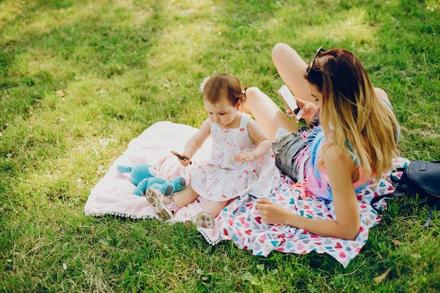 Mamma che riposa con sua figlia