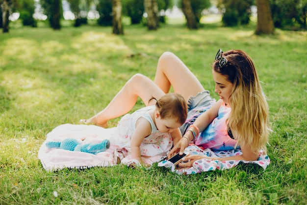 Mamma che riposa con sua figlia